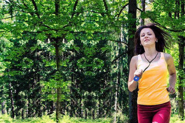 Sportlerin mit mobilem Notruf