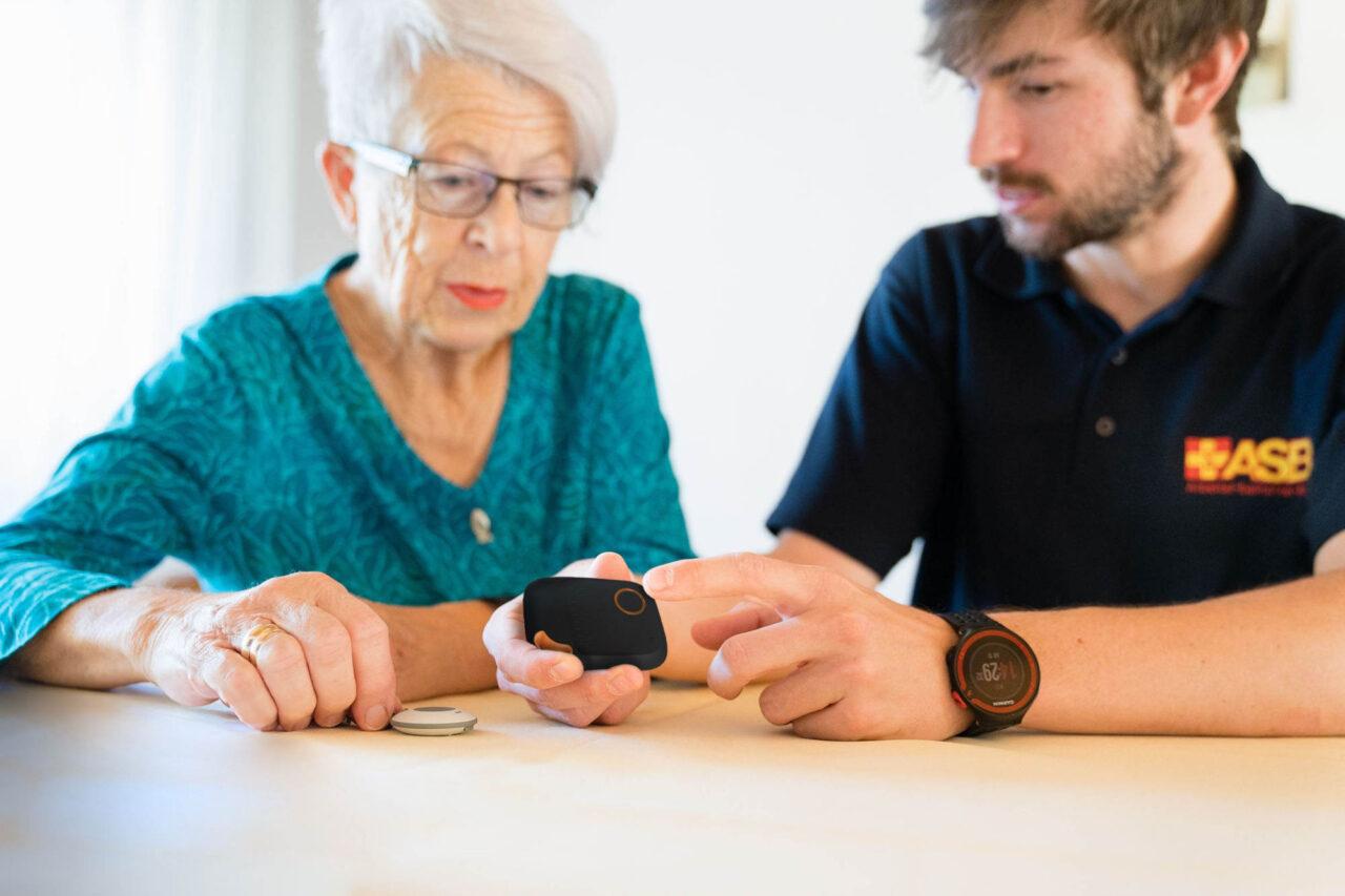 Dame mit ASB-Mitarbeiter