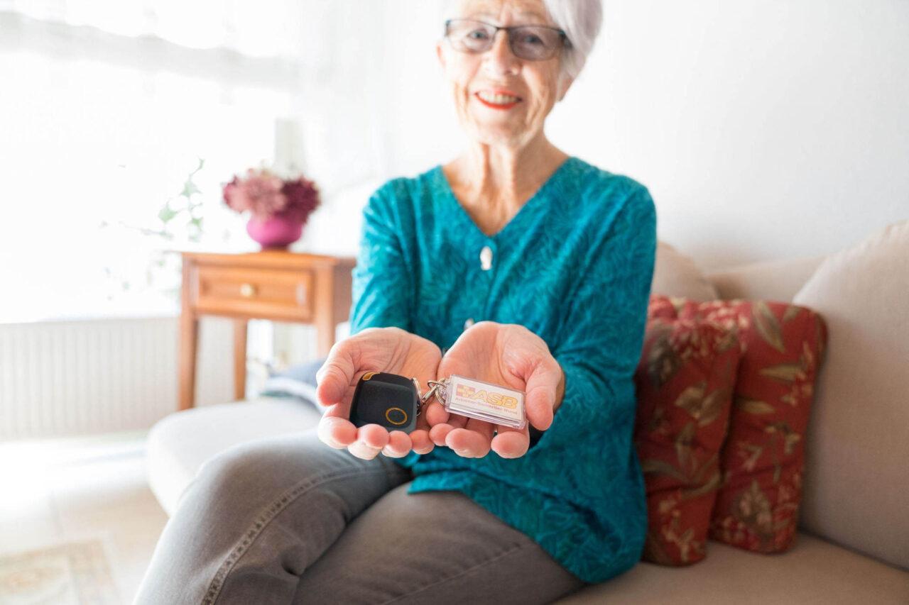 Dame mit Notrufknopf